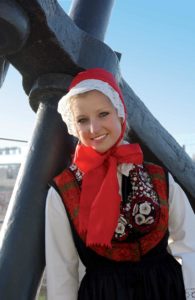 Anker und Mädchen in Tracht Strandresidenz Kühlungsborn Ost