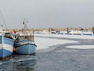 Fischerboote im Winter Bootshafen Kühlungsborn Ost