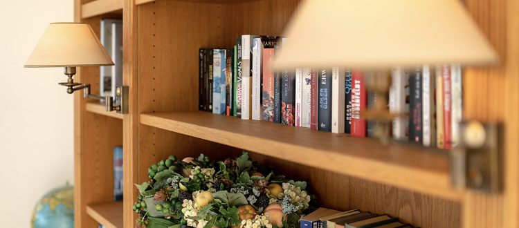 Bücherregal Wohnung 4, Strandresidenz Kühlungsborn